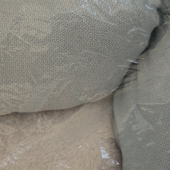 WOOF BRAND LIGHT GREEN AND WHITE PET BED. APPROXIMATELY 24" - Picture 4 of 7